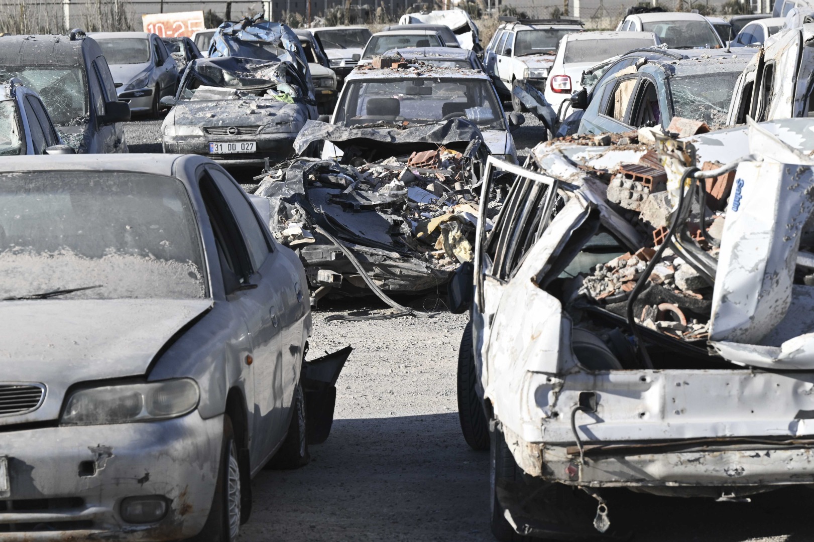 Depremde hasar gören araçlar da kaldırılıyor 16