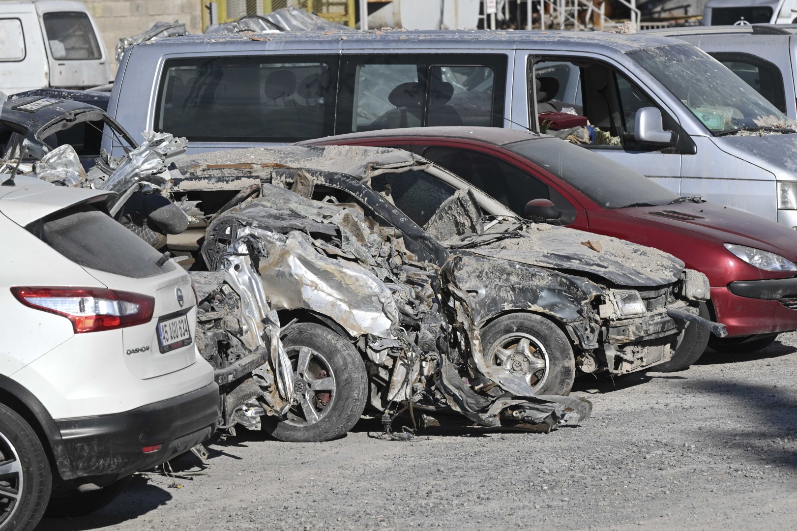 Depremde hasar gören araçlar da kaldırılıyor 17