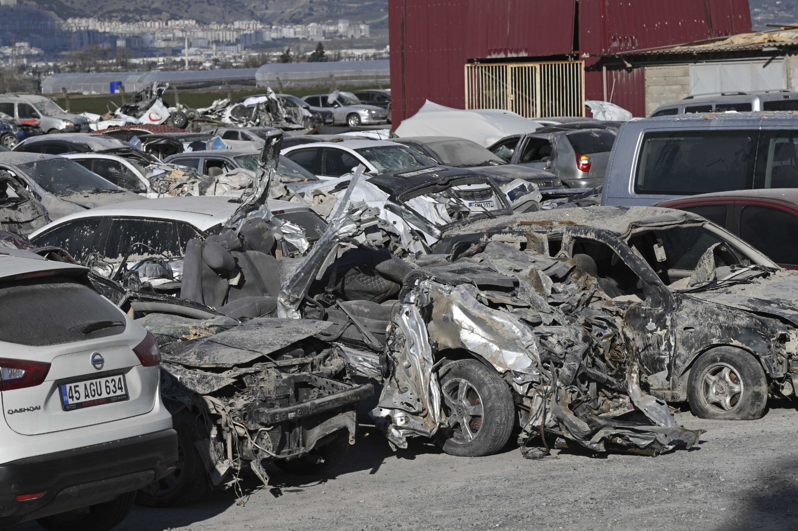 Depremde hasar gören araçlar da kaldırılıyor 15