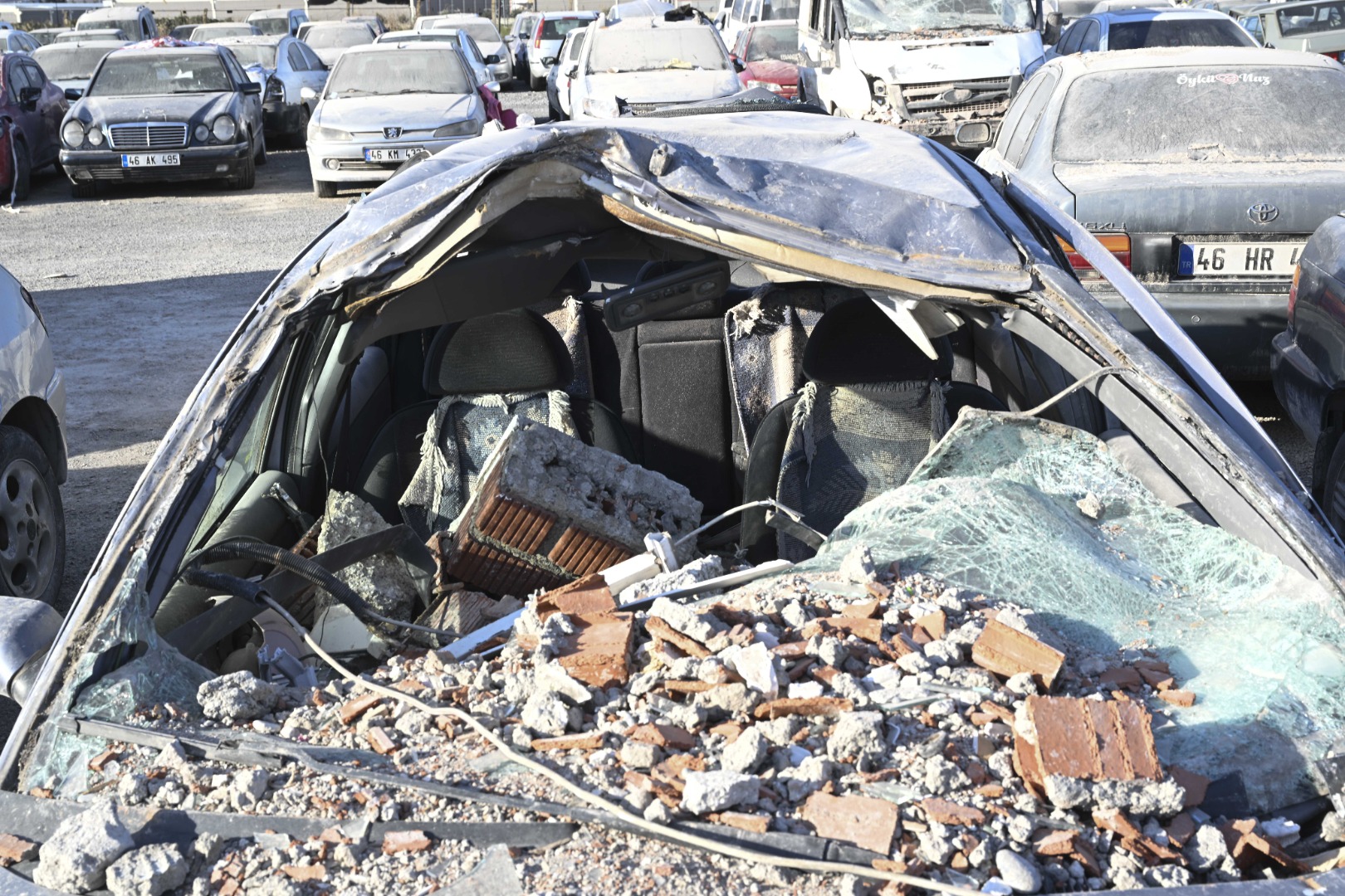 Depremde hasar gören araçlar da kaldırılıyor 6