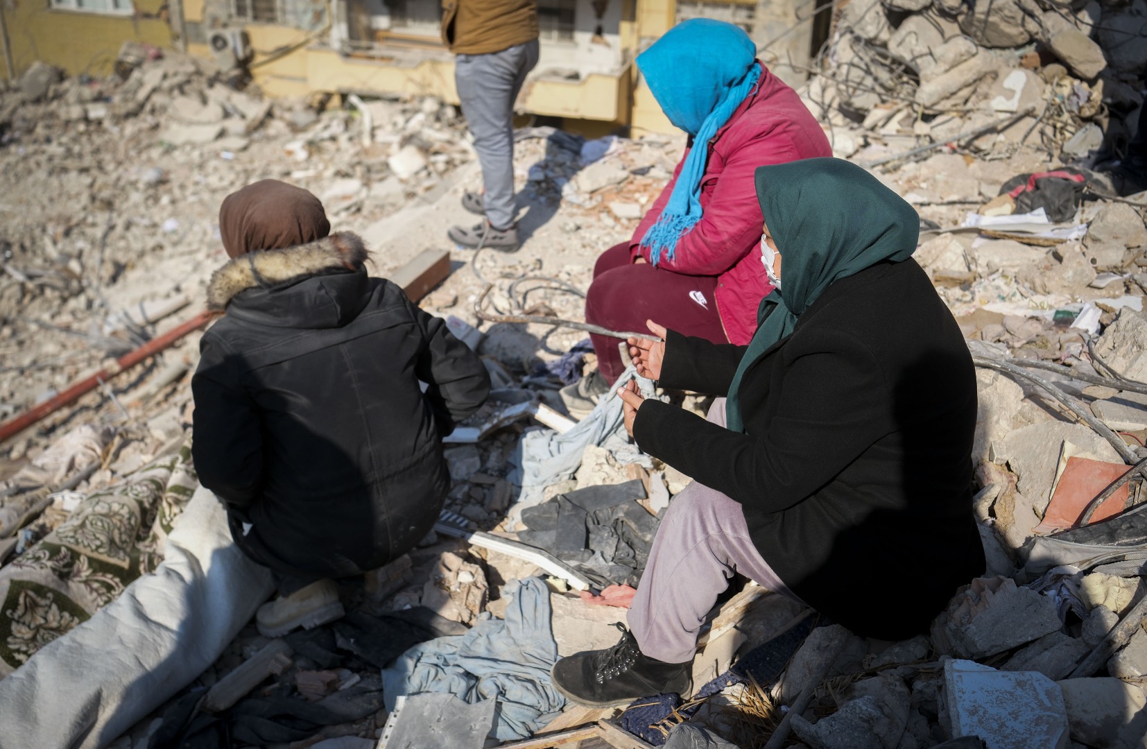 Depremzede vatandaş: Çocuklara sakinleşsinler diye ilaç veriyoruz 24