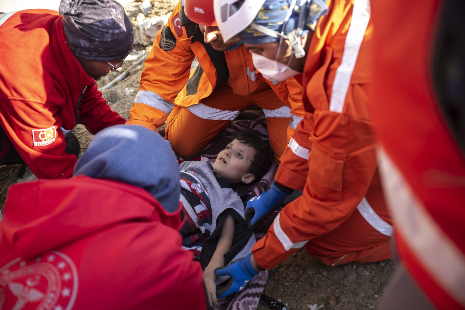 Depremzede vatandaş: Çocuklara sakinleşsinler diye ilaç veriyoruz 18