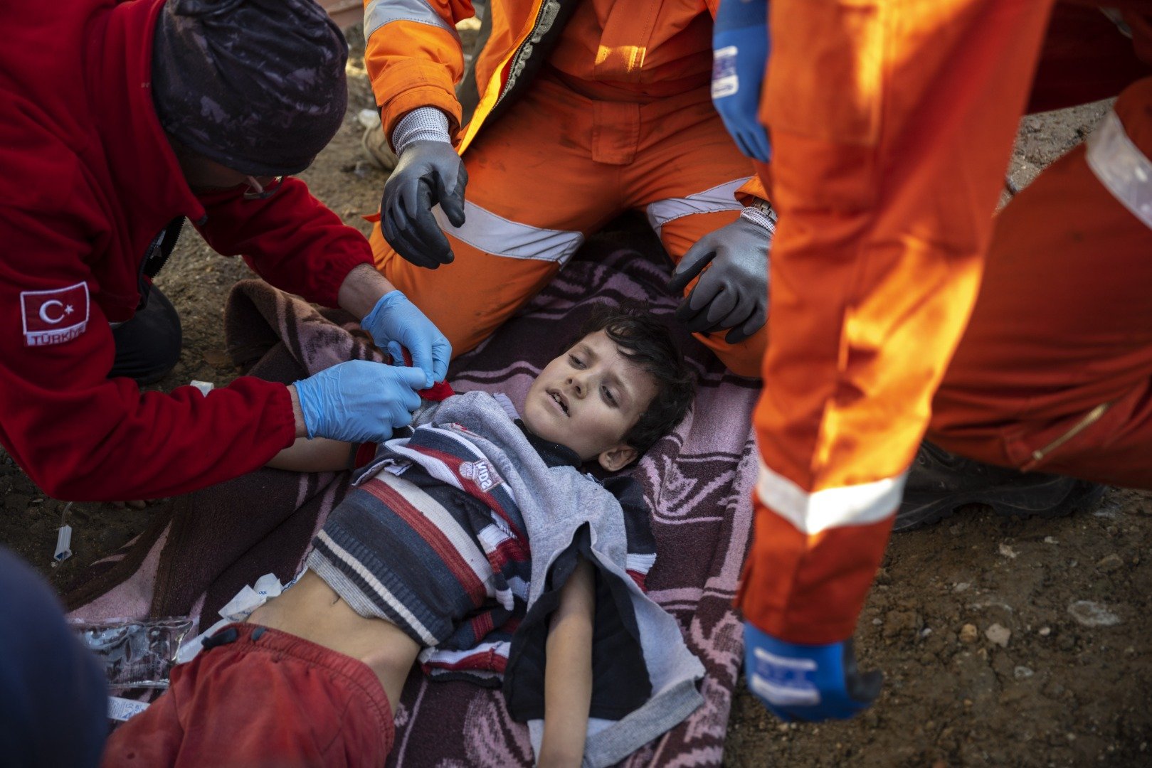 Depremzede vatandaş: Çocuklara sakinleşsinler diye ilaç veriyoruz 17