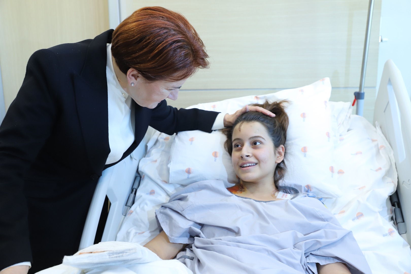 Akşener Adana’da depremzedeleri hastanede ziyaret etti 2
