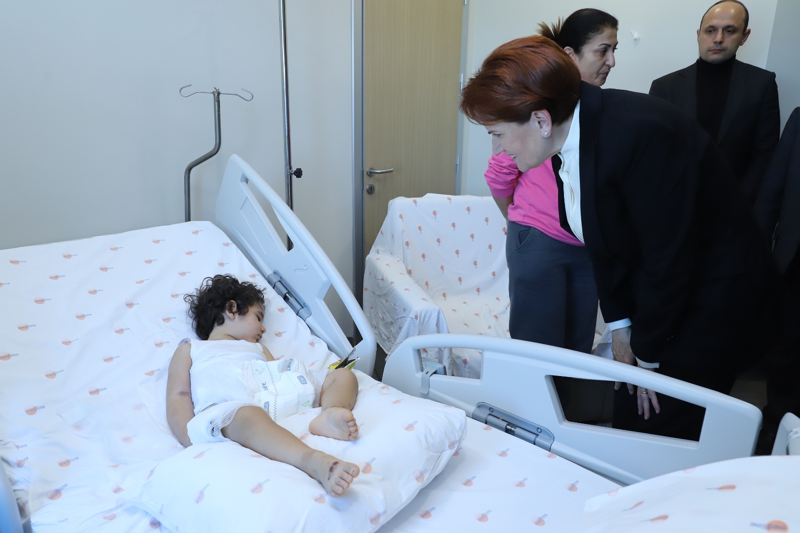 Akşener Adana’da depremzedeleri hastanede ziyaret etti 5