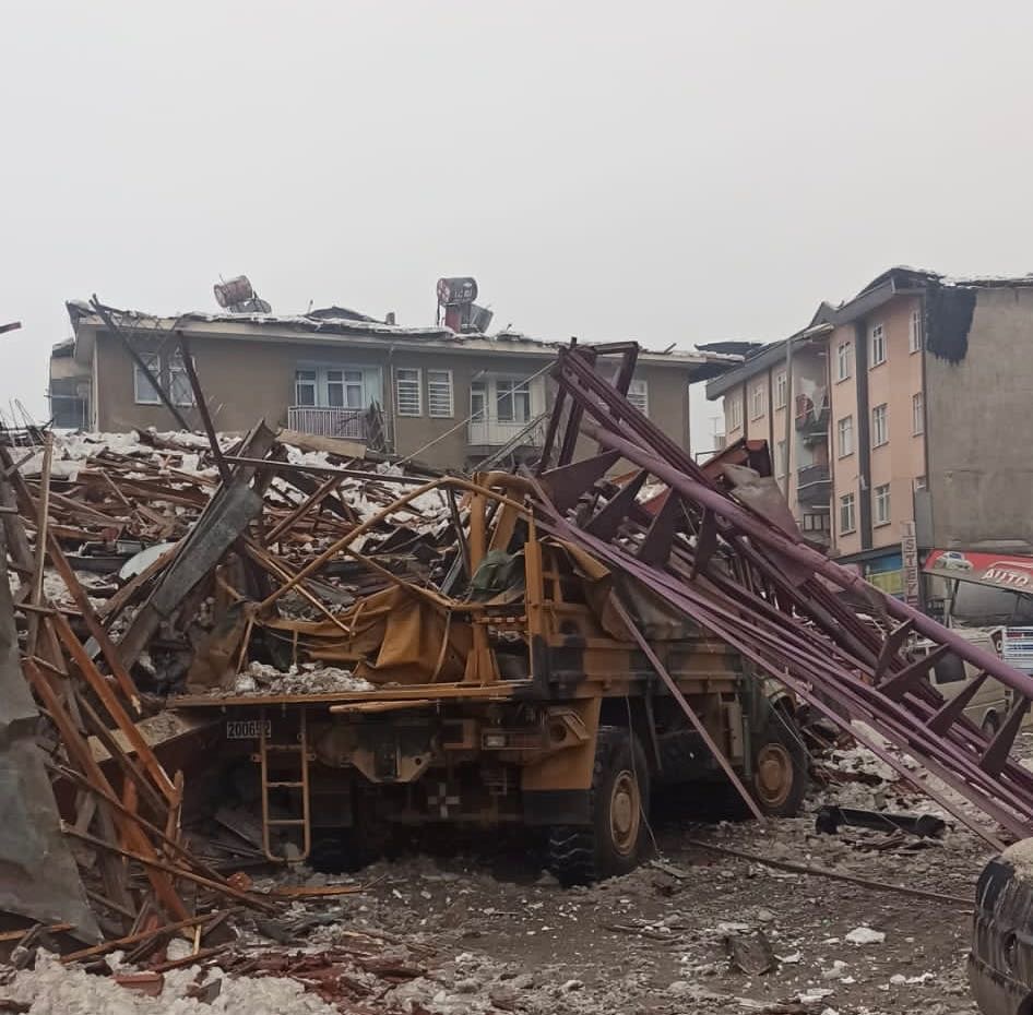 2’nci Ordu Komutanlığına ait araç enkaz altından çıkartıldı 7