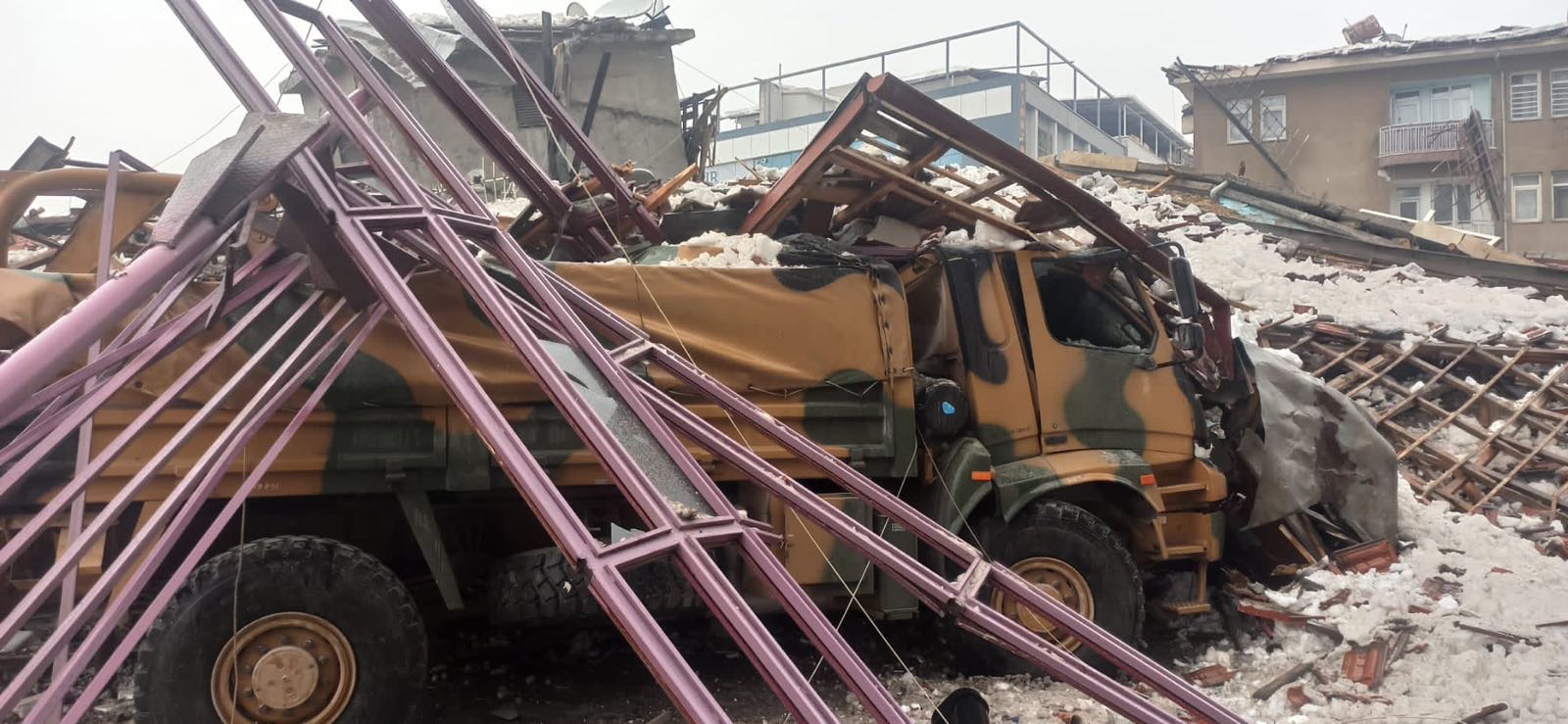 2’nci Ordu Komutanlığına ait araç enkaz altından çıkartıldı 1