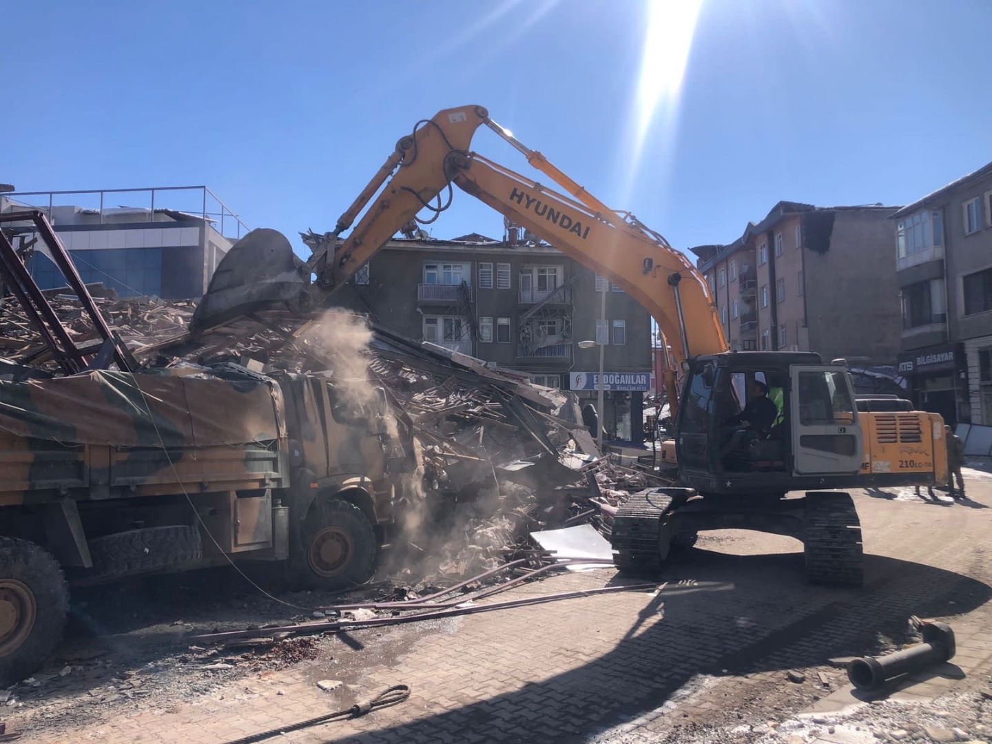 2’nci Ordu Komutanlığına ait araç enkaz altından çıkartıldı 3