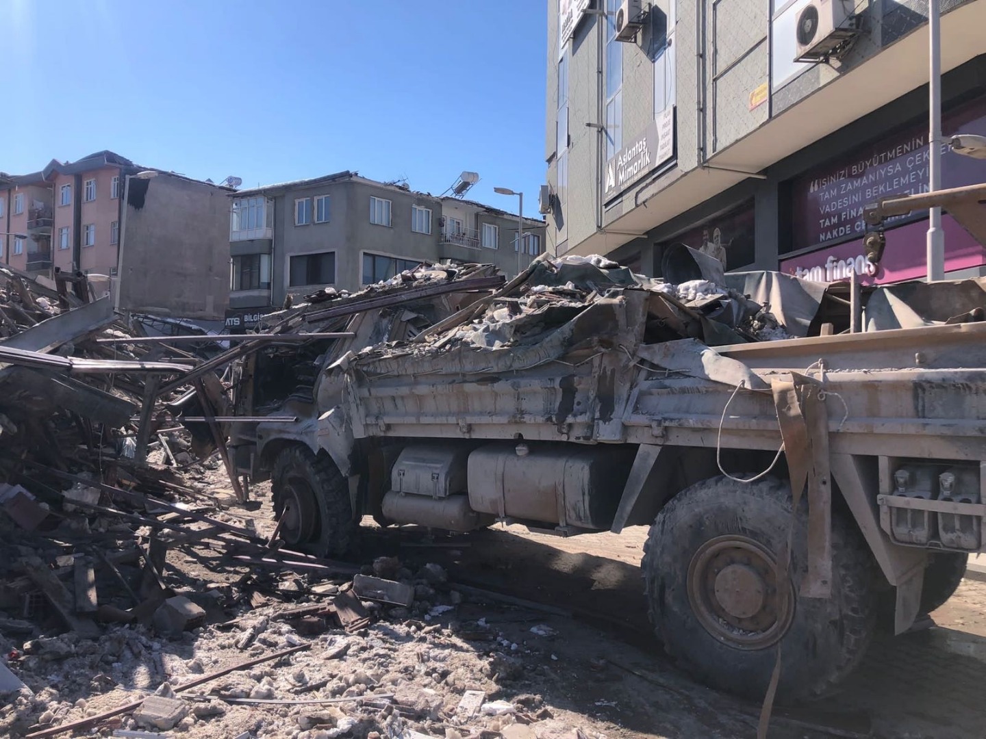 2’nci Ordu Komutanlığına ait araç enkaz altından çıkartıldı 2