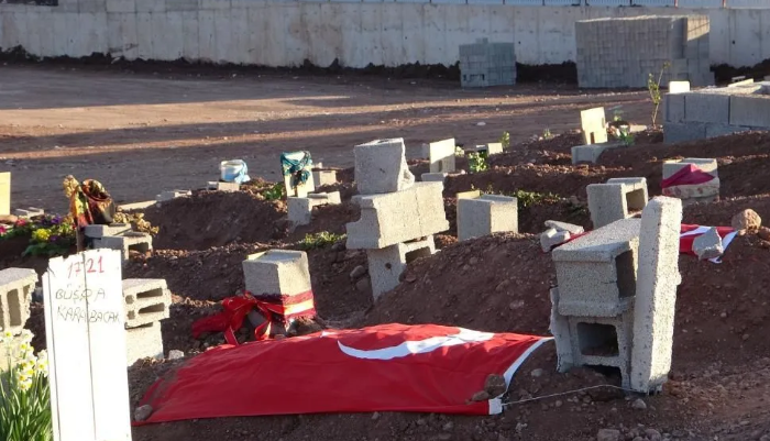 Depremde can verenlerin mezarlarına gelinlikleri, oyuncakları, bayrakları bırakıldı. Bu acıya yürek dayanmaz 9