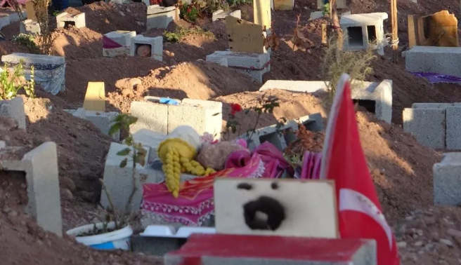 Depremde can verenlerin mezarlarına gelinlikleri, oyuncakları, bayrakları bırakıldı. Bu acıya yürek dayanmaz 11