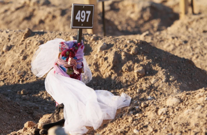 Depremde can verenlerin mezarlarına gelinlikleri, oyuncakları, bayrakları bırakıldı. Bu acıya yürek dayanmaz 14