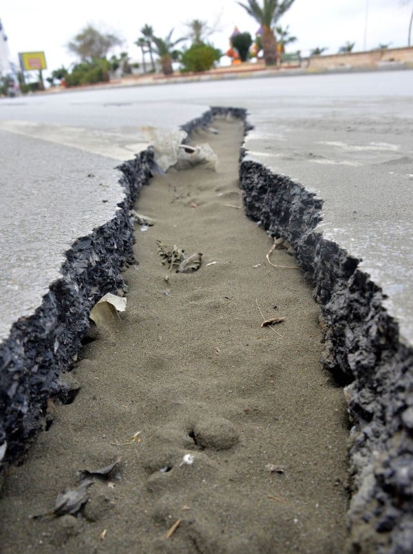 Deprem sonrası sahil yolu çöktü. Büyük yarıklar oluştu 5
