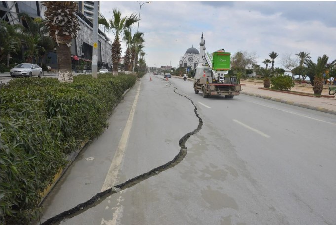 Deprem sonrası sahil yolu çöktü. Büyük yarıklar oluştu 6