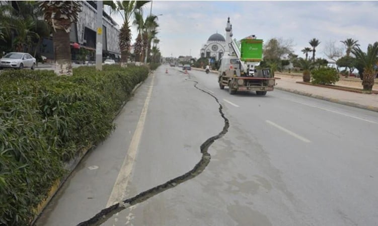 Deprem sonrası sahil yolu çöktü. Büyük yarıklar oluştu 2