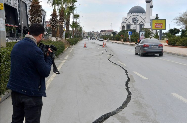 Deprem sonrası sahil yolu çöktü. Büyük yarıklar oluştu 4