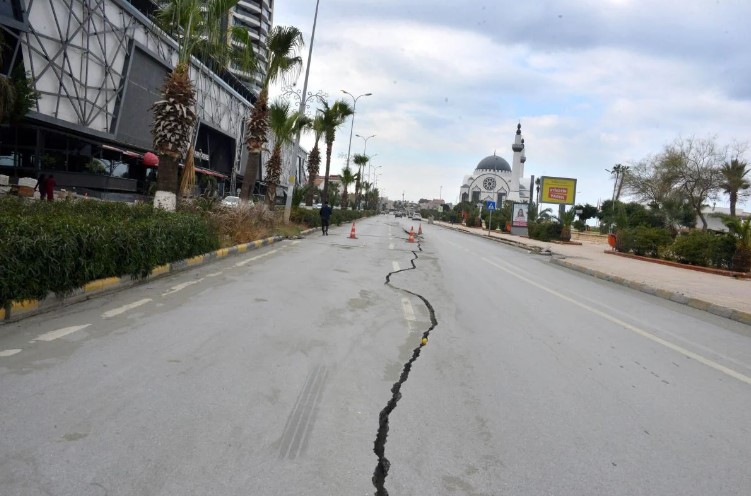Deprem sonrası sahil yolu çöktü. Büyük yarıklar oluştu 3