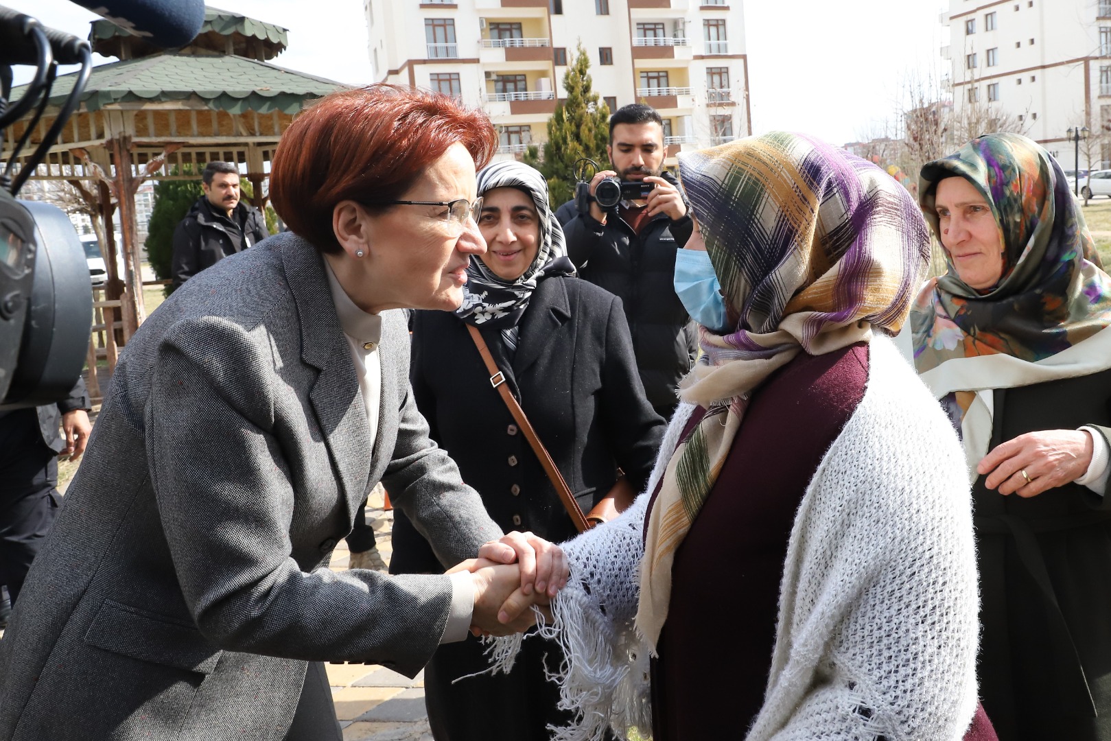 Meral Akşener Diyarbakır'da depremzedelerin dertlerini tek tek dinledi 8