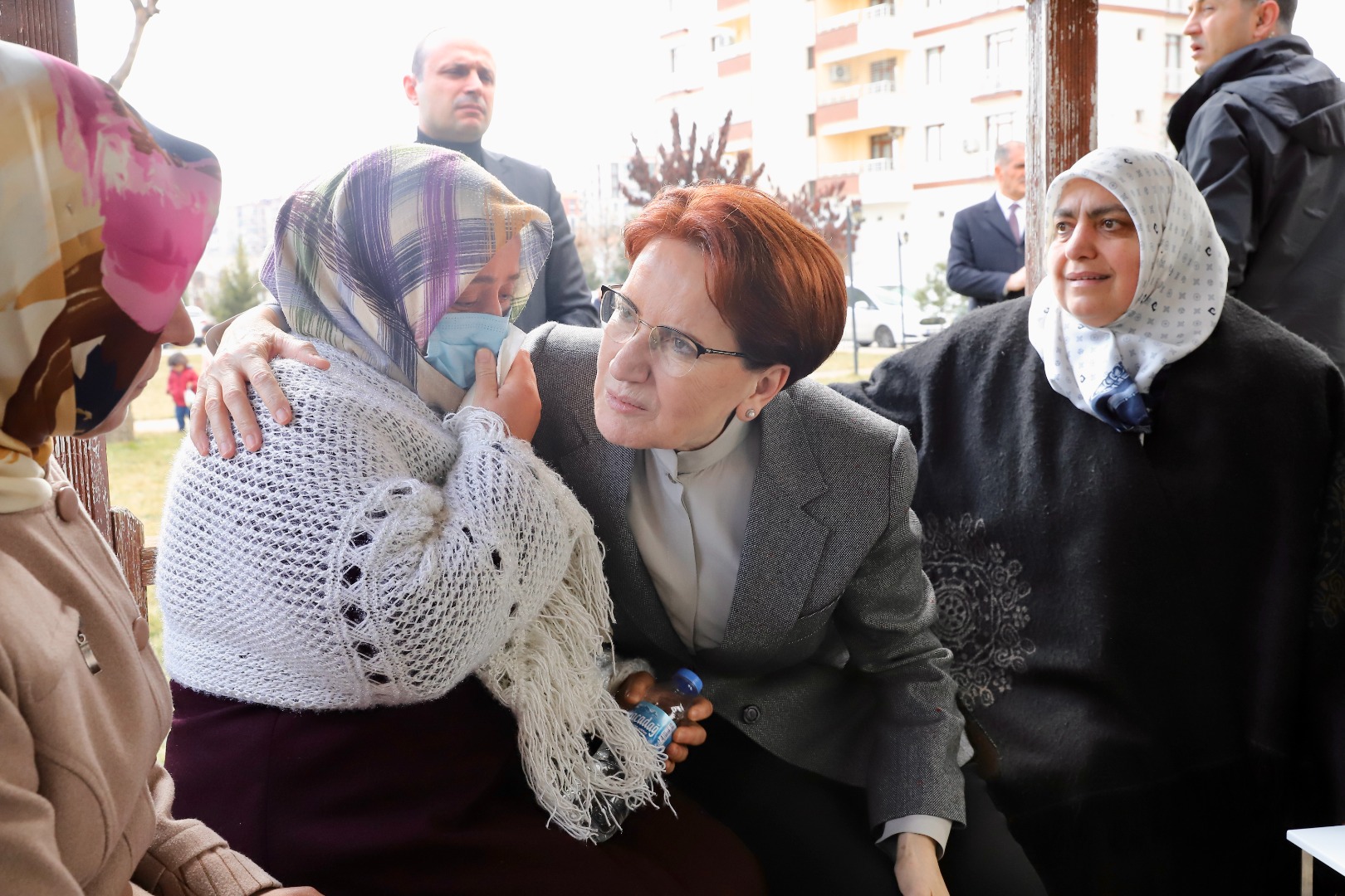 Meral Akşener Diyarbakır'da depremzedelerin dertlerini tek tek dinledi 6