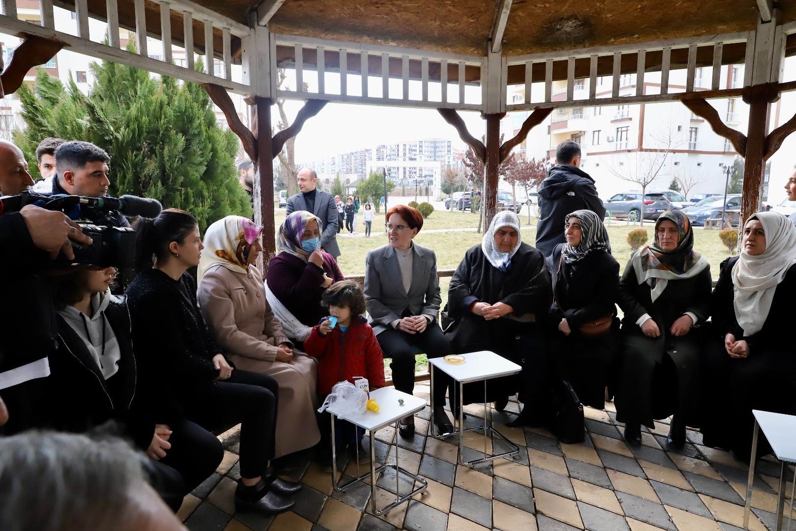 Meral Akşener Diyarbakır'da depremzedelerin dertlerini tek tek dinledi 3
