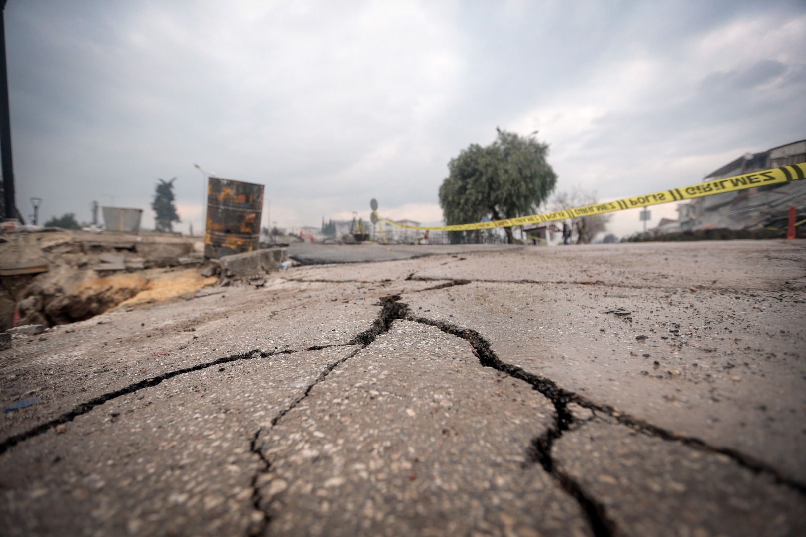 6.4'lük depremin ardından Hatay'da yol ikiye ayrıldı 4