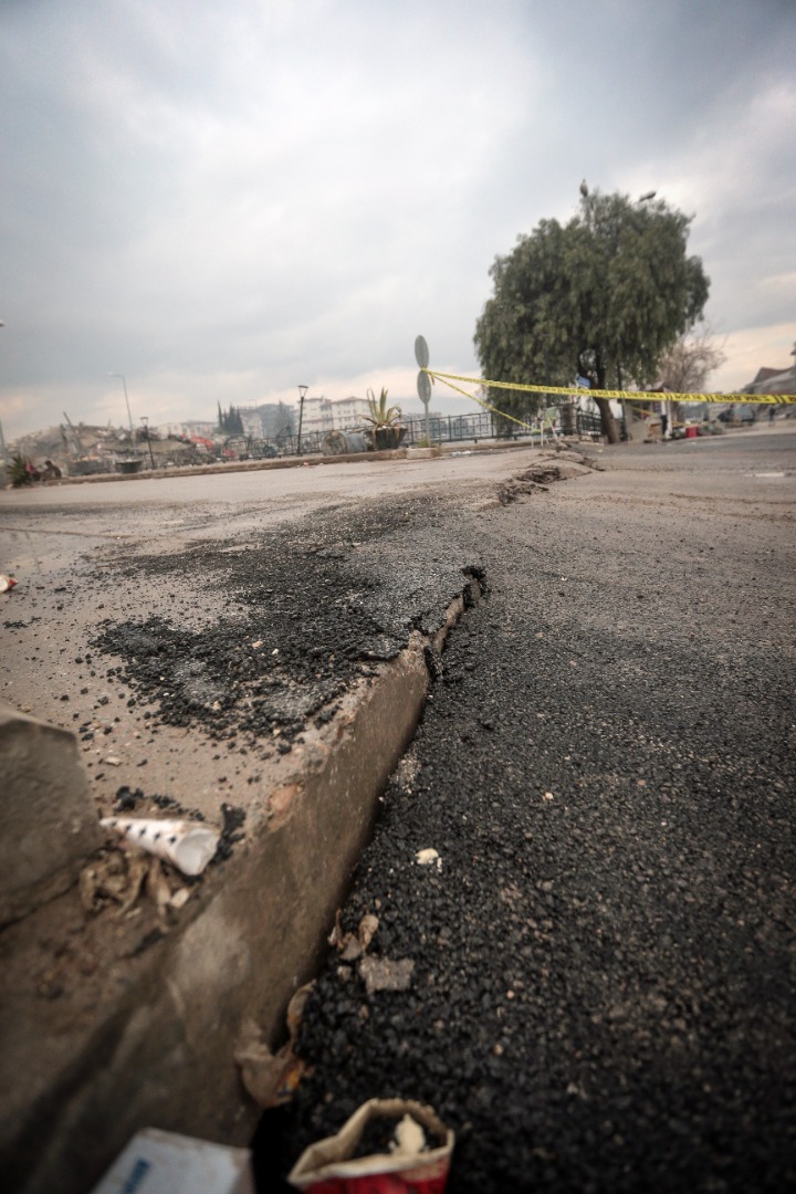 6.4'lük depremin ardından Hatay'da yol ikiye ayrıldı 10