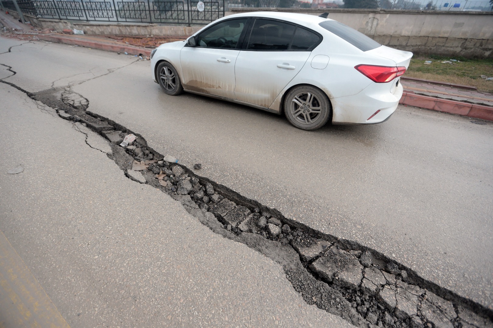 6.4'lük depremin ardından Hatay'da yol ikiye ayrıldı 6