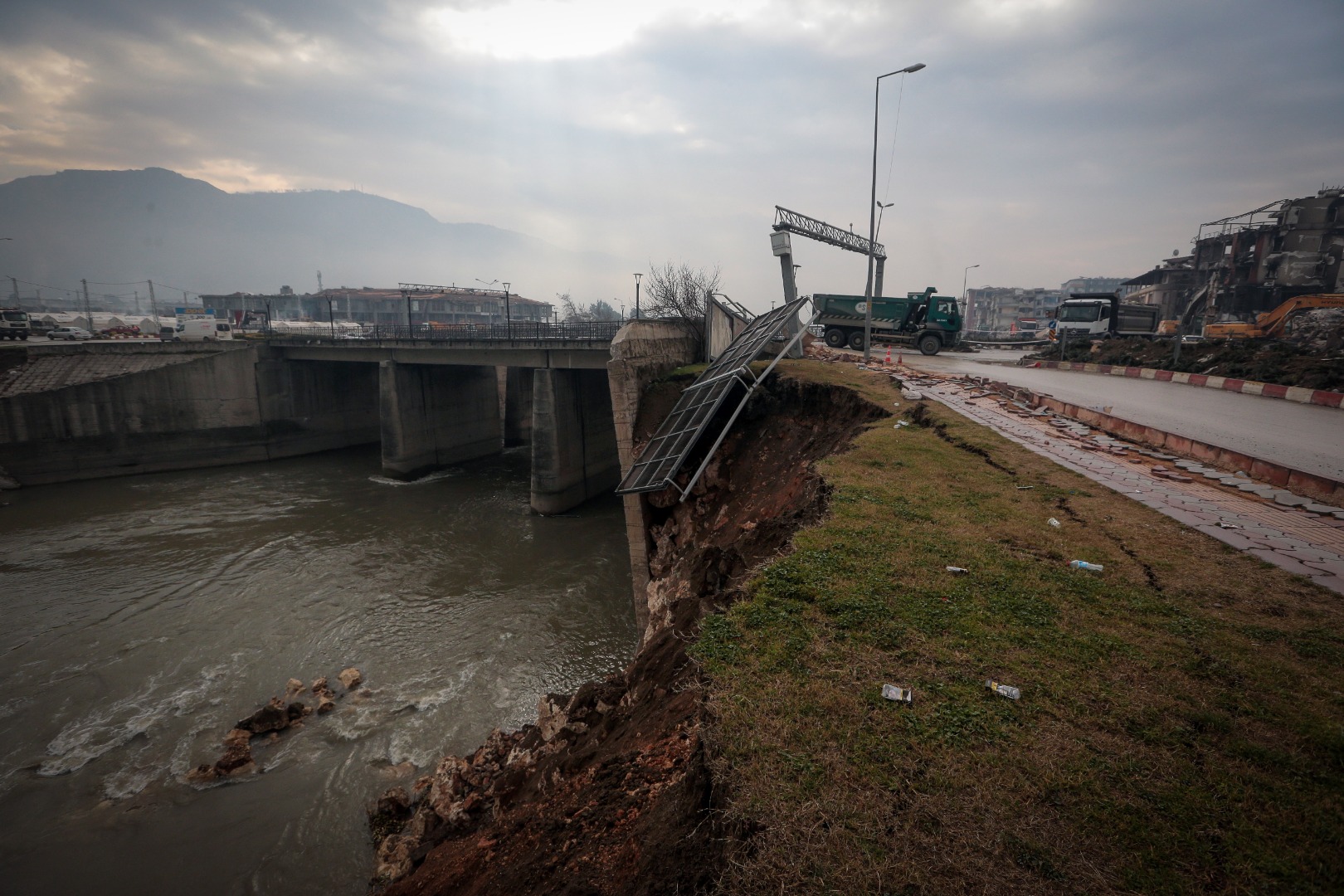 6.4'lük depremin ardından Hatay'da yol ikiye ayrıldı 7