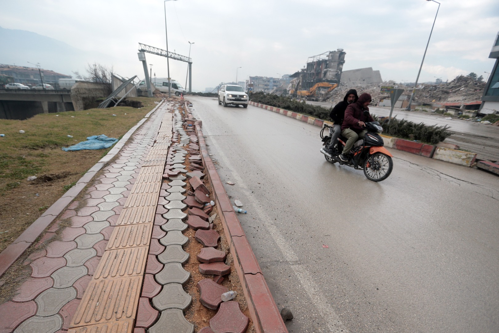 6.4'lük depremin ardından Hatay'da yol ikiye ayrıldı 8