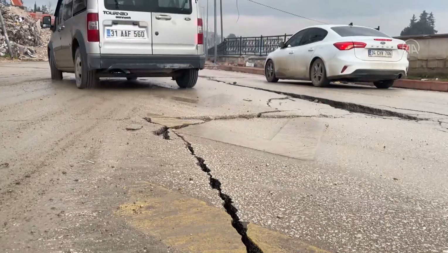 Hatay'daki deprem köprü ve yolları vurdu. Derin çatlaklar oluştu 7