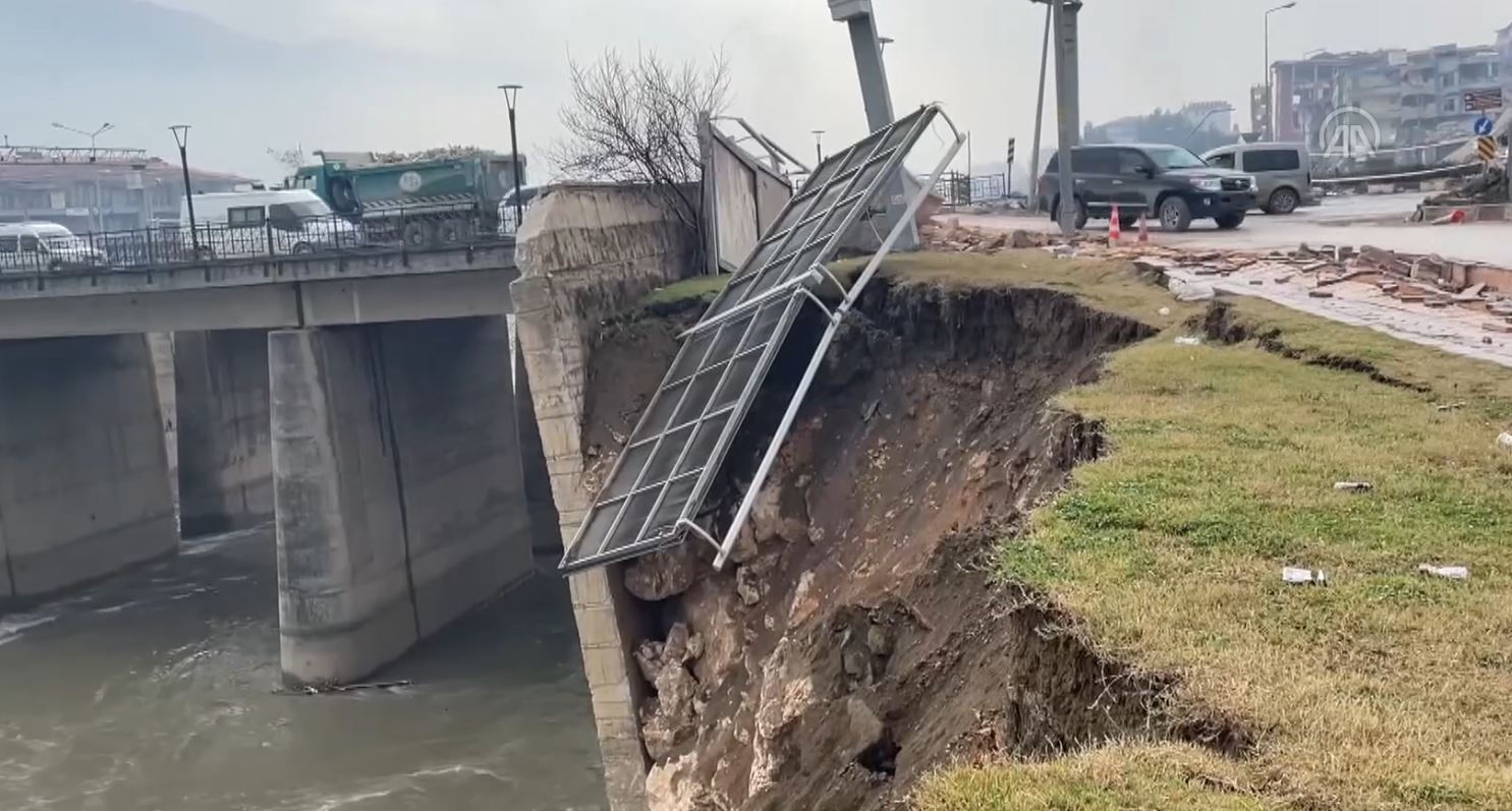 Hatay'daki deprem köprü ve yolları vurdu. Derin çatlaklar oluştu 6