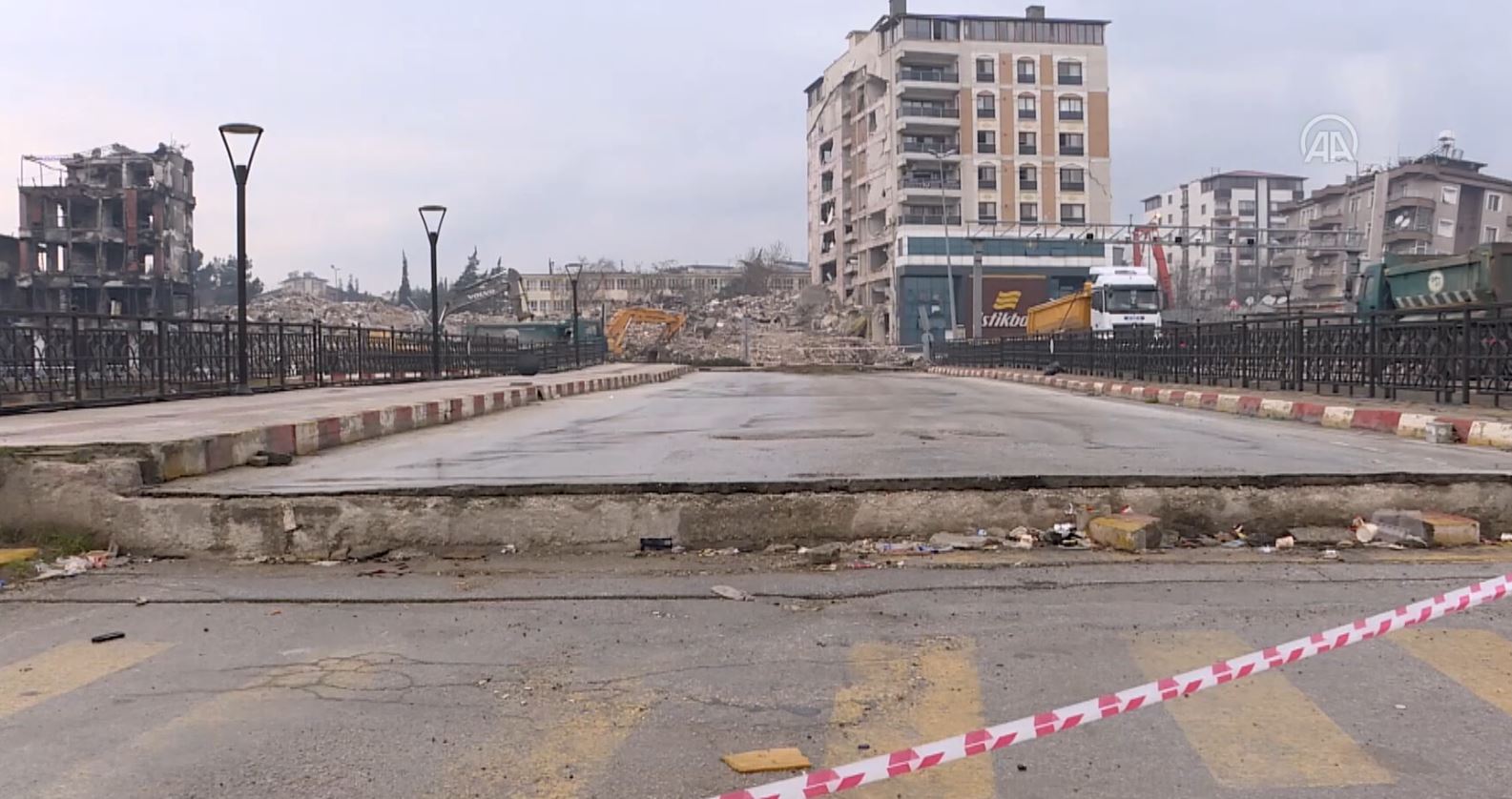 Hatay'daki deprem köprü ve yolları vurdu. Derin çatlaklar oluştu 4