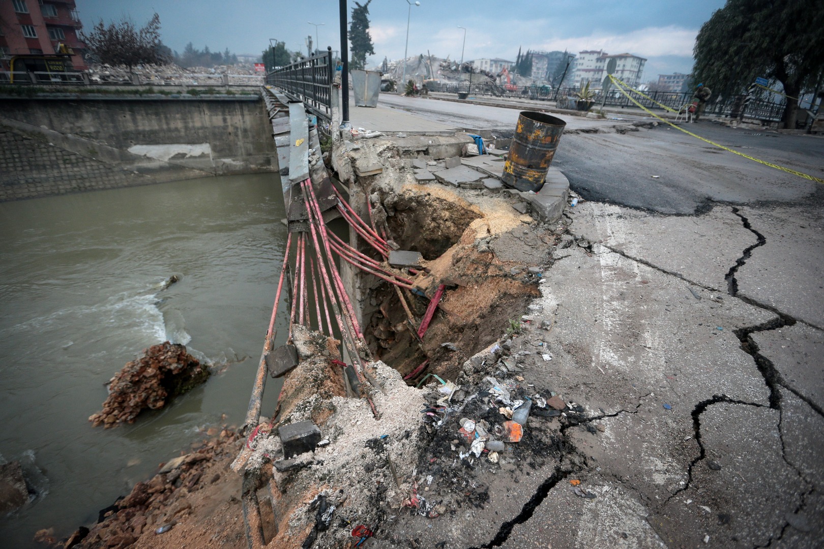 Hatay'daki deprem köprü ve yolları vurdu. Derin çatlaklar oluştu 2