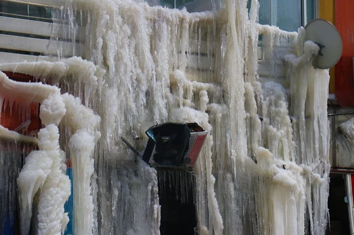 Hava o kadar soğuk ki Malatya’da terk edilen evlerde açık bırakılan musluklardan sızan sular bile dondu 7