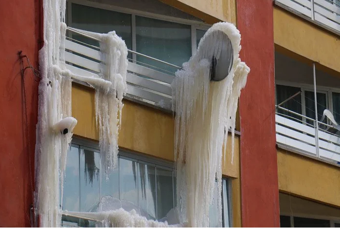 Hava o kadar soğuk ki Malatya’da terk edilen evlerde açık bırakılan musluklardan sızan sular bile dondu 4
