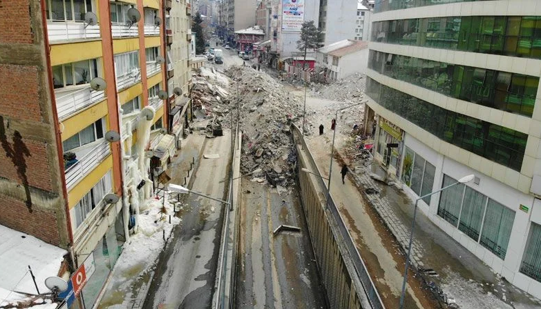 Hava o kadar soğuk ki Malatya’da terk edilen evlerde açık bırakılan musluklardan sızan sular bile dondu 3