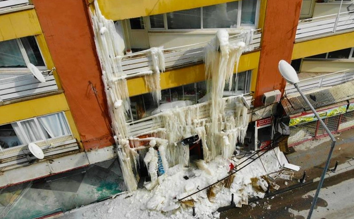 Hava o kadar soğuk ki Malatya’da terk edilen evlerde açık bırakılan musluklardan sızan sular bile dondu 2