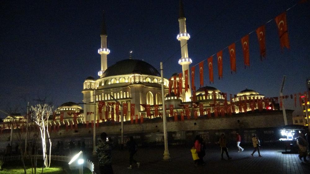 Ay, Venüs ve Jüpiter yakınlaşması Taksim Camii ile birlikte görüntülendi 5
