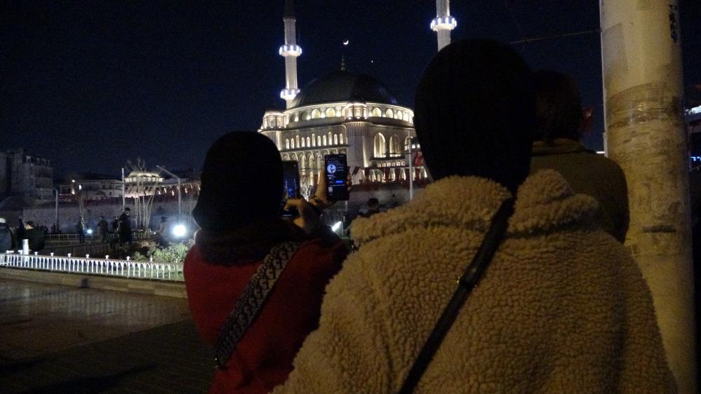 Ay, Venüs ve Jüpiter yakınlaşması Taksim Camii ile birlikte görüntülendi 4