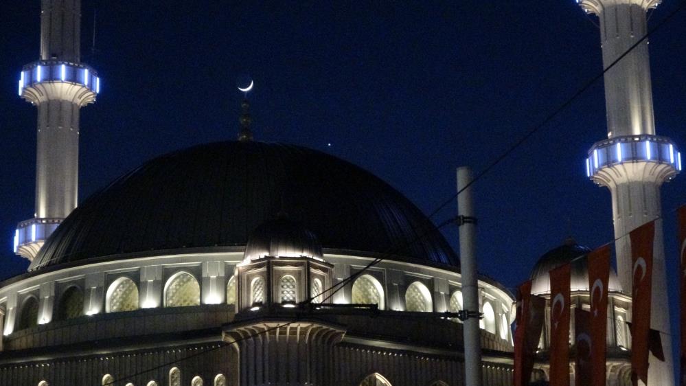 Ay, Venüs ve Jüpiter yakınlaşması Taksim Camii ile birlikte görüntülendi 2