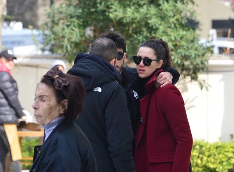 Ölümüyle ünlüler dünyasını yasa boğan Koknar Tezay'ın cenazesinde gözyaşları sel oldu. Cenaye törenine bir çok tannmış isim katıldı 23