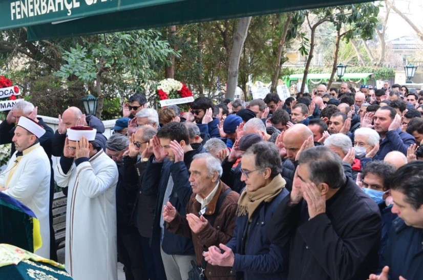 Ölümüyle ünlüler dünyasını yasa boğan Koknar Tezay'ın cenazesinde gözyaşları sel oldu. Cenaye törenine bir çok tannmış isim katıldı 22