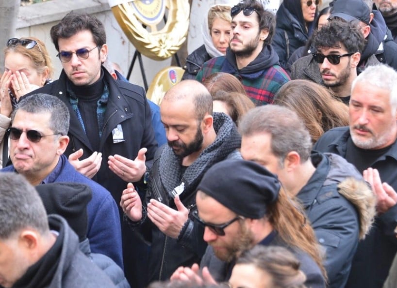 Ölümüyle ünlüler dünyasını yasa boğan Koknar Tezay'ın cenazesinde gözyaşları sel oldu. Cenaye törenine bir çok tannmış isim katıldı 20