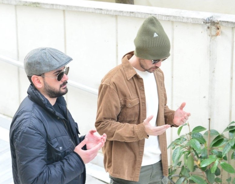 Ölümüyle ünlüler dünyasını yasa boğan Koknar Tezay'ın cenazesinde gözyaşları sel oldu. Cenaye törenine bir çok tannmış isim katıldı 19