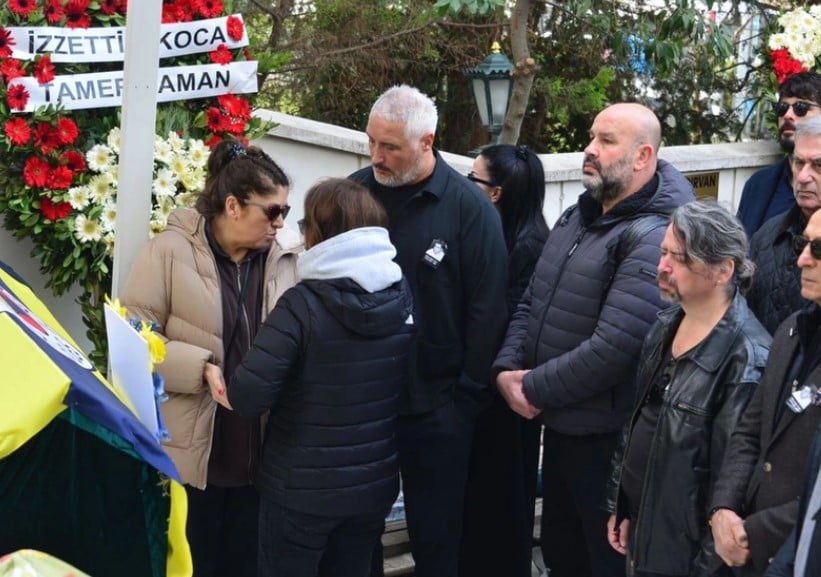 Ölümüyle ünlüler dünyasını yasa boğan Koknar Tezay'ın cenazesinde gözyaşları sel oldu. Cenaye törenine bir çok tannmış isim katıldı 17