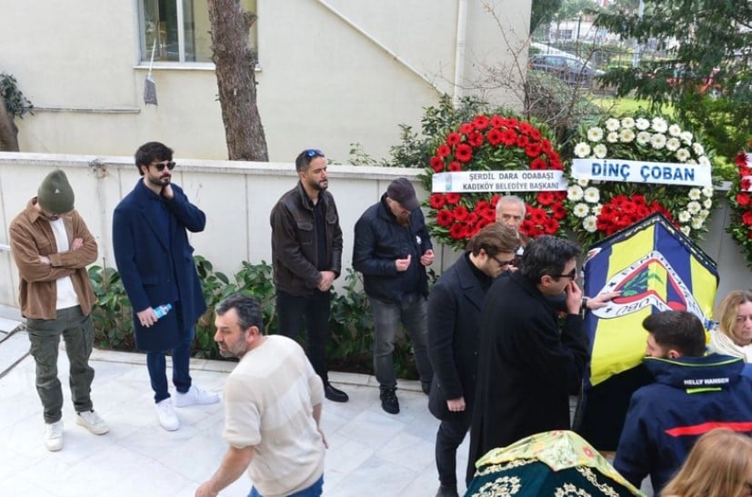 Ölümüyle ünlüler dünyasını yasa boğan Koknar Tezay'ın cenazesinde gözyaşları sel oldu. Cenaye törenine bir çok tannmış isim katıldı 15