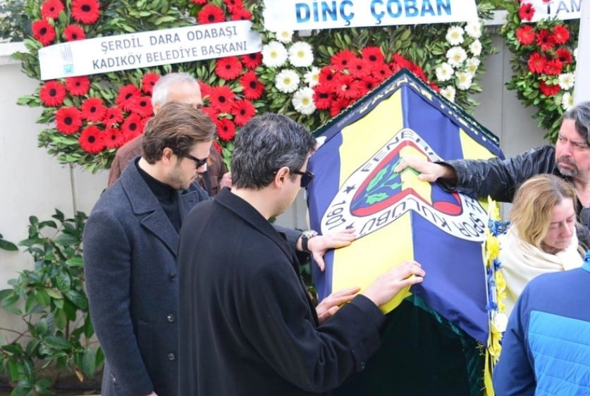 Ölümüyle ünlüler dünyasını yasa boğan Koknar Tezay'ın cenazesinde gözyaşları sel oldu. Cenaye törenine bir çok tannmış isim katıldı 13