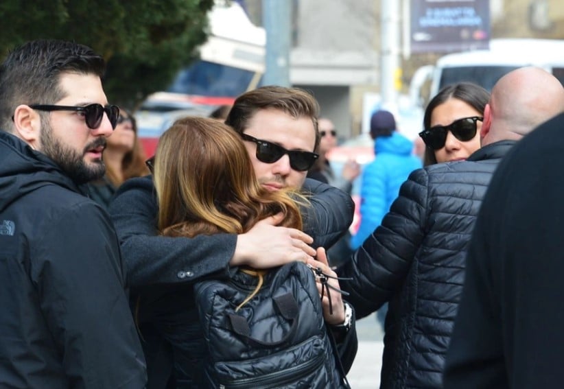 Ölümüyle ünlüler dünyasını yasa boğan Koknar Tezay'ın cenazesinde gözyaşları sel oldu. Cenaye törenine bir çok tannmış isim katıldı 9