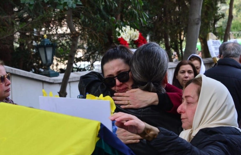 Ölümüyle ünlüler dünyasını yasa boğan Koknar Tezay'ın cenazesinde gözyaşları sel oldu. Cenaye törenine bir çok tannmış isim katıldı 10