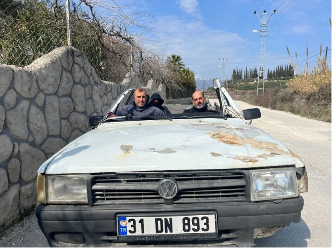 Enkaz altından çıkardığı yarım otomobille trafiğe çıktı 3